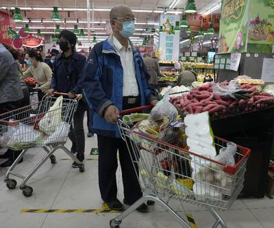 Çin’de kapanma paniği… Pekin’de halk marketlere hücum etti 