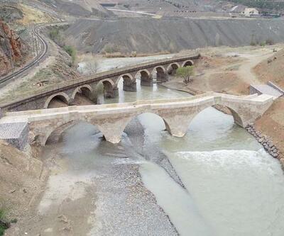 Kepçeli müdahaleden kurtarılan 800 yıllık köprünün restorasyonu tamamlandı