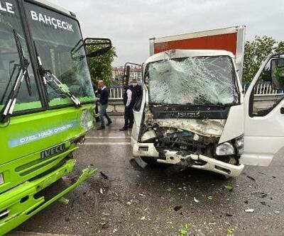 Tıbbi atık yüklü kamyonet halk otobüsüne çarptı: 2 yaralı