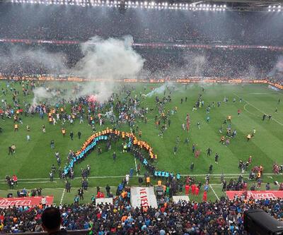 Son dakika... Trabzonsporlu taraftarlar maçın bittiğini düşünüp sahaya girdi
