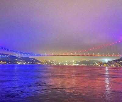 İstanbul'da köprüler bordo-maviye büründü