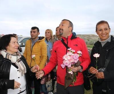 Kapadokya’da rehberler, balona binen annelere çiçek hediye etti