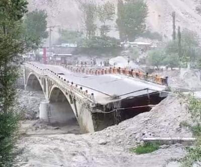 Pakistan'da sel felaketi: Köprünün yıkılma anı kamerada!