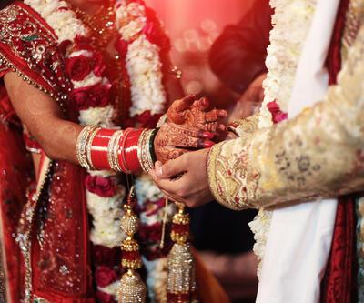 Hindistan’da akılalmaz olay… Elektrikler kesilince damatlar karıştı: Yanlış kişilerle evlendiler!
