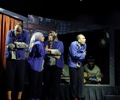 'Durumu Olmayan Abidin' tiyatro oyunu Bayraklı'da sahnelendi
