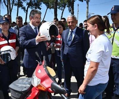 Osmaniye’de 30 motosiklet sürücüsüne kask dağıtıldı