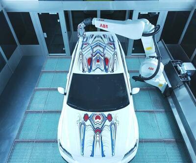 Robotla boyanmış sanat otomobili
