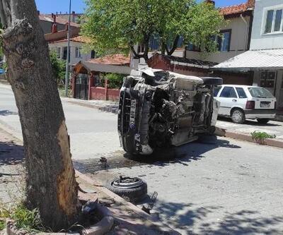 Ağaca çarparak devrilen hafif ticari aracın sürücüsü yaralandı