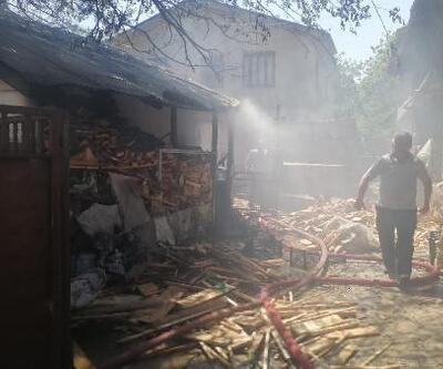 Bolu'da, ev ve odunluk yandı
