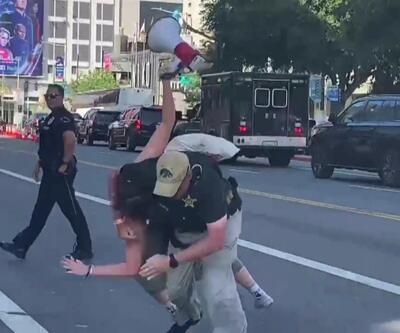Biden’ı protesto eden kişiye polisten sert müdahale