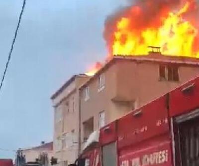 Sultanbeyli’de 3 katlı binanın çatısı alev alev yandı