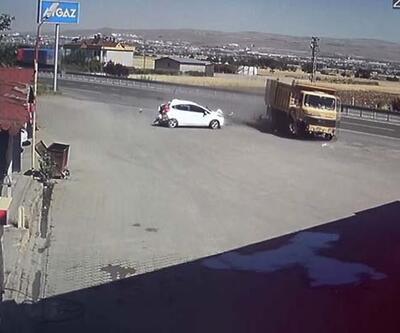 Elazığ’da kamyonun akaryakıt istasyonuna girme anı saniye saniye güvenlik kameralarına yansıdı