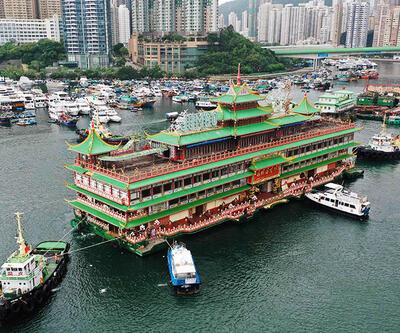Hong Kong'da yüzen restoran battı