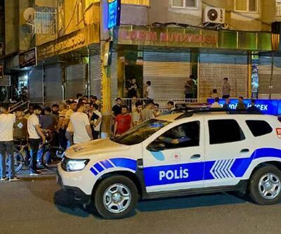 Diyarbakır'da kuyumcuya ulaşamayan müşteriler iş yeri önünde toplandı