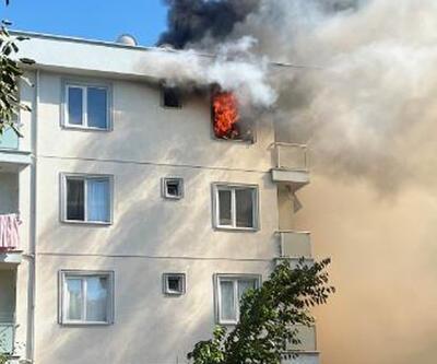 Sancaktepe'de 4 katlı binanın çatı katı alev alev yandı