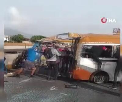 Meksika’da minibüs takla attı: 1 ölü, 17 yaralı