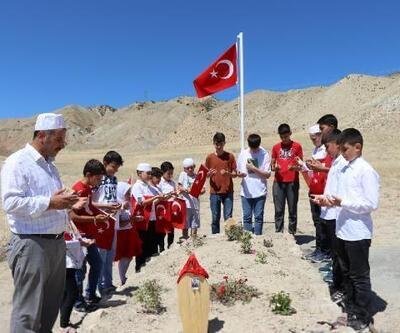 Kuran eğitim alan çocuklar, şehit mezarını ziyaret etti
