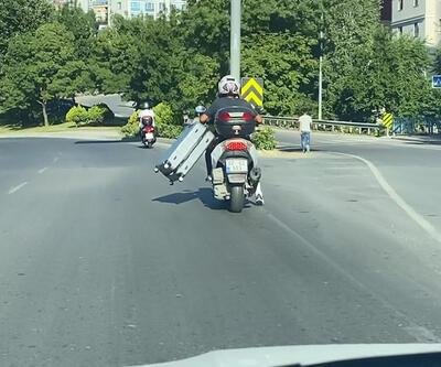 Trafikte bavul taşıyan motosikletli kamerada