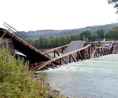 Norveç'te ahşap köprü çöktü, araç nehre düştü