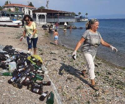 Kadın muhtar ve ailesi her gün sahili temizliyor