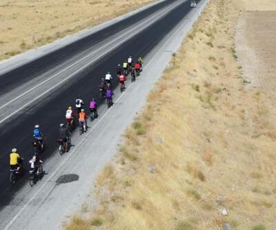 İranlı bisikletçiler Van Gölü için pedal çevirdi