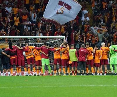 Galatasaray galibiyeti taraftarıyla kutladı
