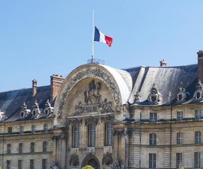 Fransa belediye başkanları, Kraliçe için bayrakları yarıya indirmeyi reddetti