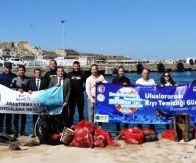 Bozcaada Limanı'nda 30 dakikada 40 çuval çöp toplandı