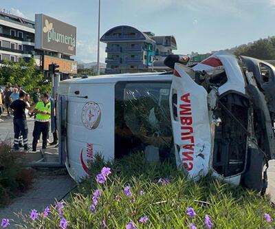 Antalya'da ambulans ile kamyonet çarpıştı: 2'si sağlıkçı 8 yaralı