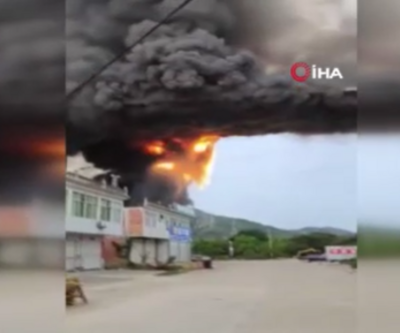 Dumanlar gökyüzünü kapladı! Çin'de petrol tankeri kamyonla çarpıştı