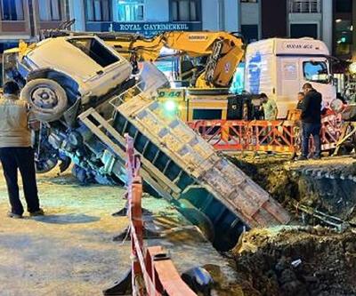 Üsküdar'da İSKİ çalışmasında kamyonet çukura düştü