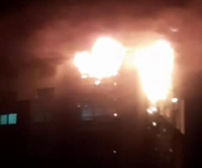 14 katlı binada yangın: Yanan parçalar metrelerce yüksekten sokağa düştü