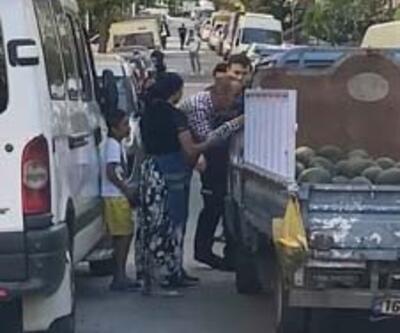 İstanbul'da zabıta ekipleri seyyar satıcıya ailesinin yanında tokat attı  