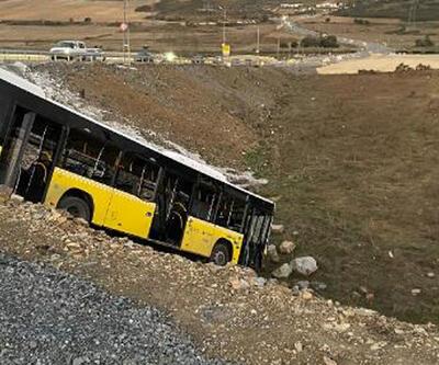 Başakşehir'de park halindeyken freni boşalan İETT otobüsü şarampole düştü