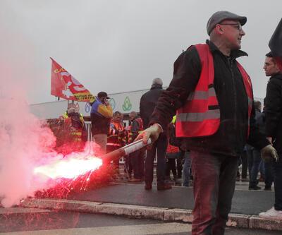 Fransa’da grev dalgası yayılıyor: Kamu çalışanları da iş bıraktı 