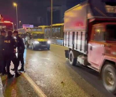 Bakırköy'de kaza yapan otomobilin motoru yol ortasına düştü