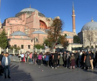 Ayasofya Camii'nde hafta sonu yoğunluğu