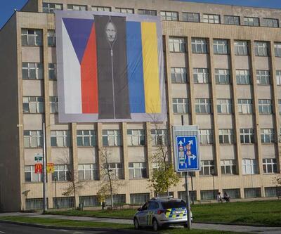 Çekya'da bakanlık binasına Putin'in ceset torbasında fotoğrafı asıldı