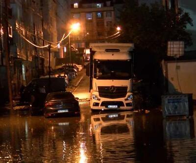 İstanbul'u yağmur vurdu! Cadde ve sokakları su bastı, araçlar yolda kaldı