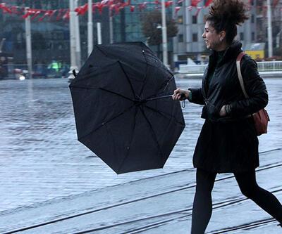 Taksim'de yağmur ve rüzgar zor anlar yaşattı
