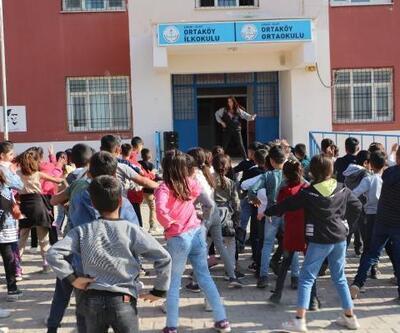 Silopi’de öğrenciler okula müzik ve dansla başlıyor