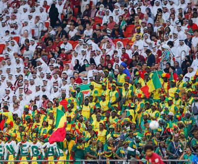 Katar-Senegal maçında tribünler şov yaptı