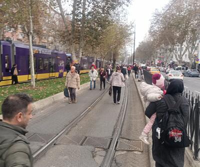 Kabataş-Bağcılar tramvay hattında arıza! Yolcular raylar üzerinde yürüdü