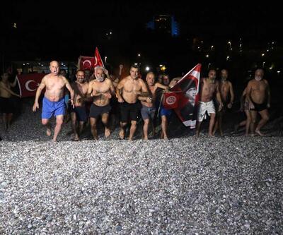 Antalya'da gelenek bozulmadı: 2023'ü denizde karşıladılar