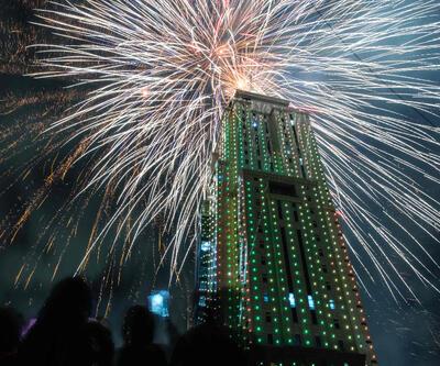Dünya yeni yılı böyle karşıladı: Kutlamalara havai fişek gösterileri damga vurdu