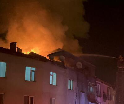 Bursa'da 3 katlı binanın çatısında yangın