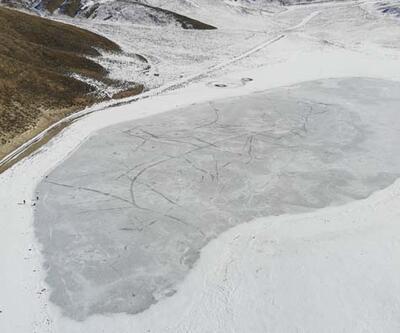 Kalp Gölü buz pistine döndü