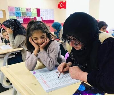 Mardin’de  ‘Köy Yaşam Merkezi’nde kadınlar, çocuklarıyla okuma yazma öğreniyor