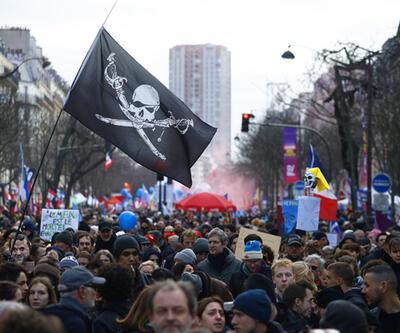 Fransa'da tartışmalı emeklilik reformu protestosu: Binlerce işçi greve gitti