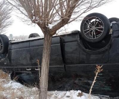 Aksaray'da buzlanan yolda kayan minibüs takla attı: 7 yaralı